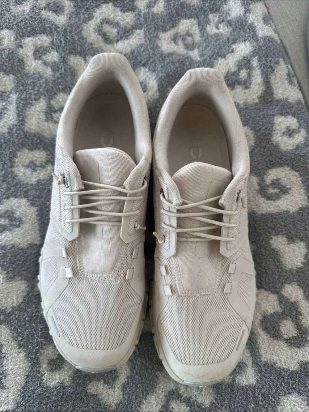 women’s on cloud athletic shoes size 8.5 excellent condition Cream Color